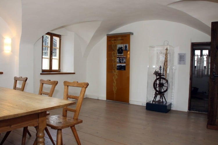 Innenraum mit Tisch, Stühlen und Ausstellungsobjekt